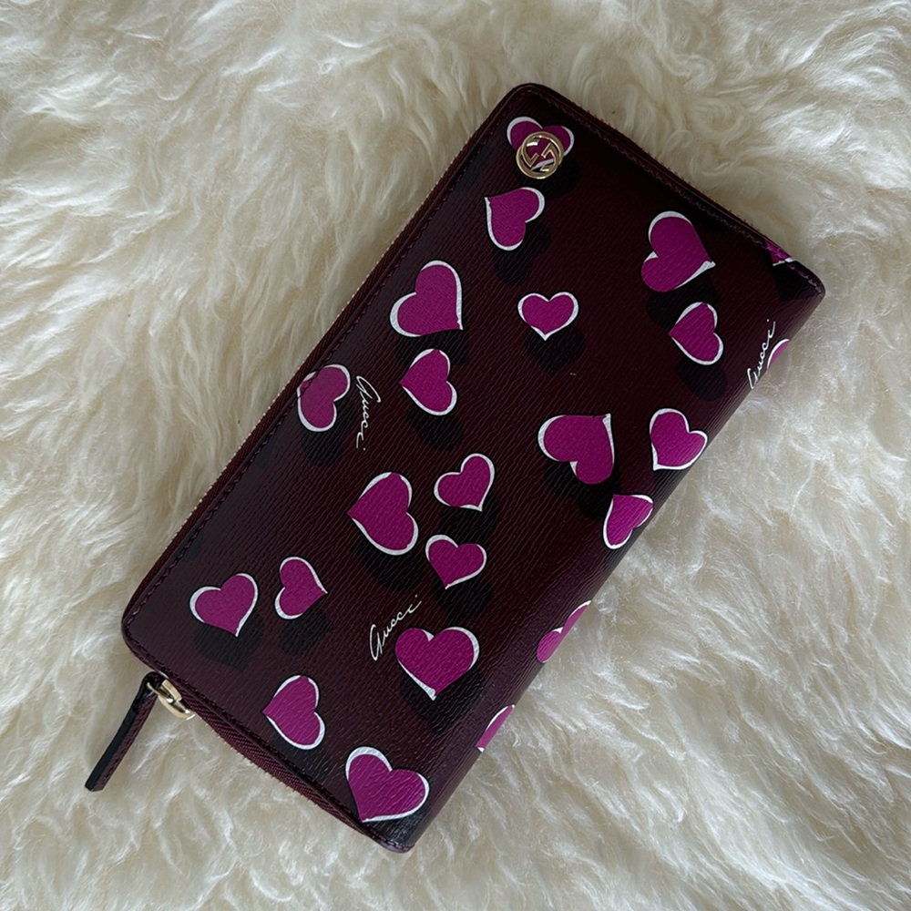 Gucci Special Edition Heart Design Zippy Wallet in Excellent Condition